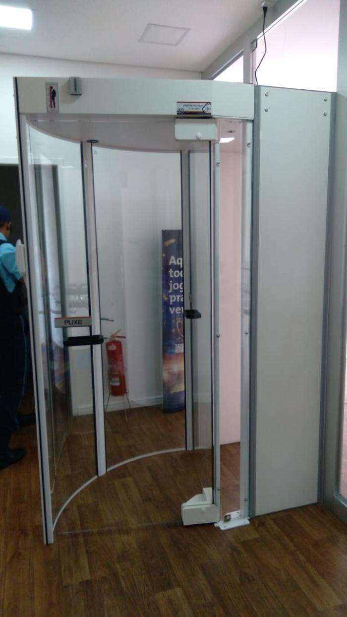 Porta Semi Giratória Redor