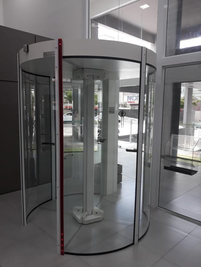Porta Giratória Redor Destravamento Automático