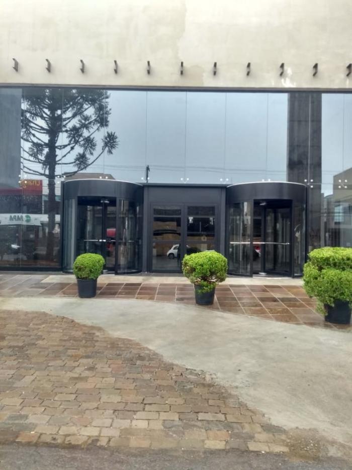 Portas Giratórias: Unindo Estilo e Segurança na Arquitetura Moderna