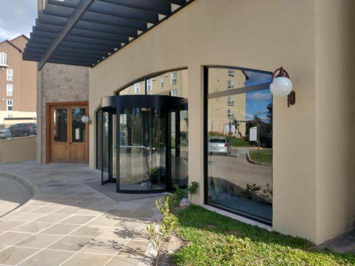 Portas Giratórias: Unindo Estilo e Segurança na Arquitetura Moderna