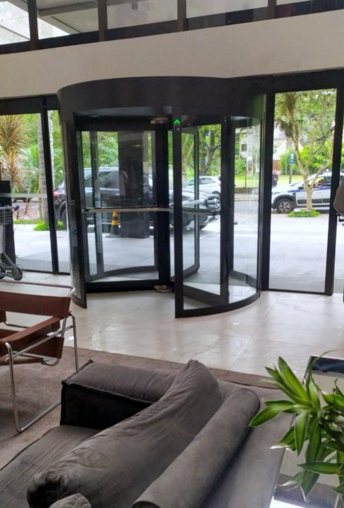 Portas Giratórias: Unindo Estilo e Segurança na Arquitetura Moderna